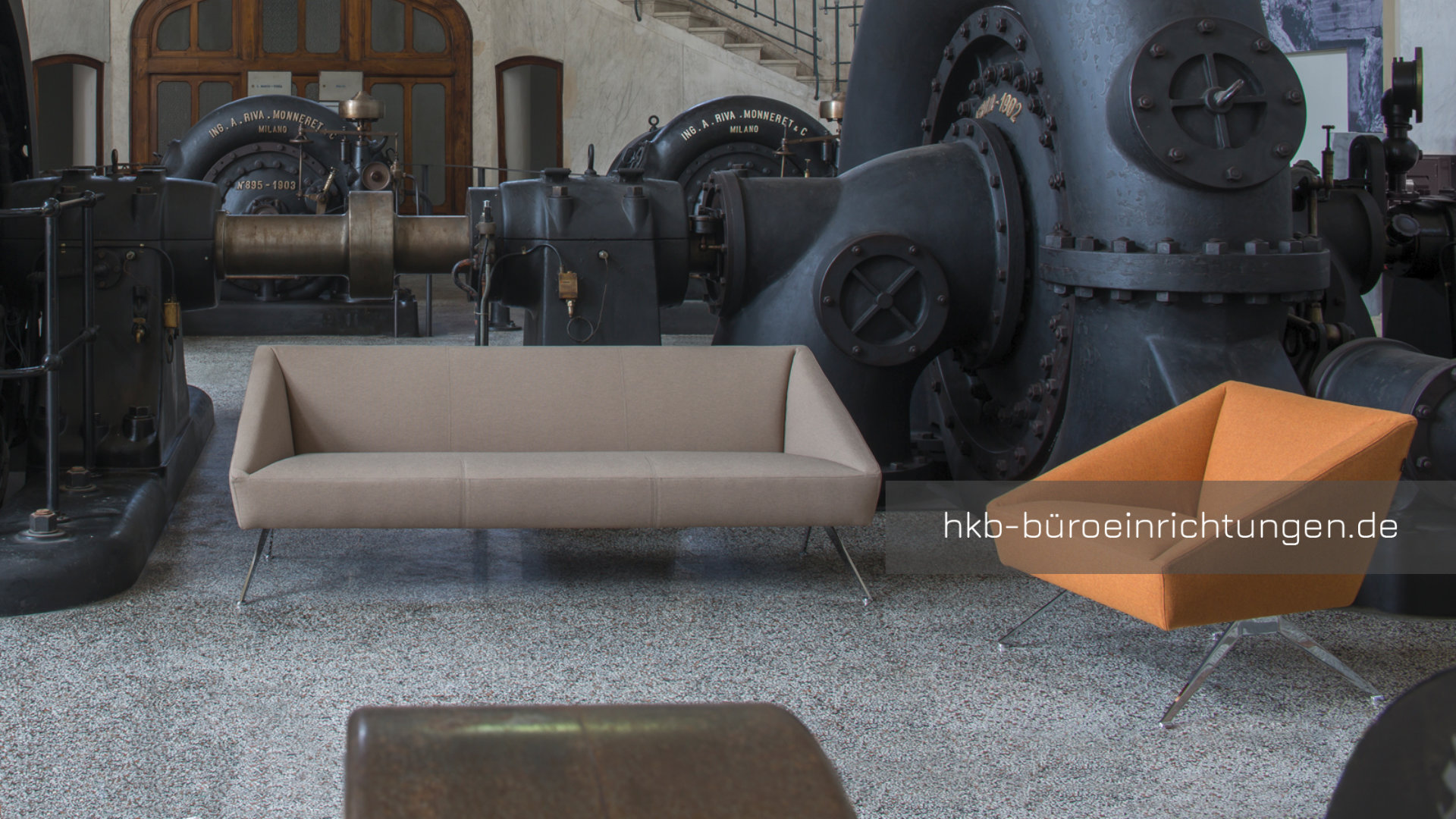 3er Sofa und Einzelsessel mit Bezug Stoff und Gestell Aluminium mit poliertem Finish