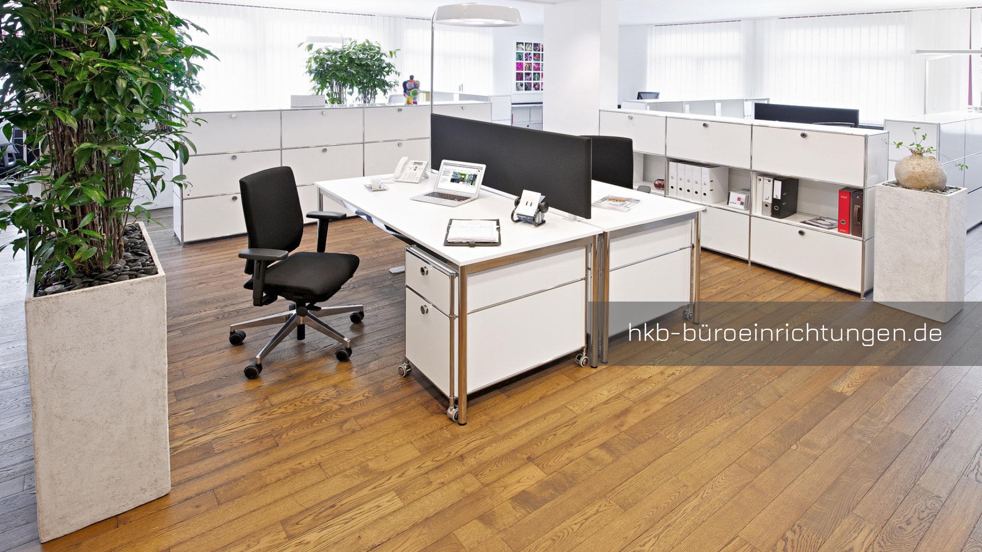 Büromöbel Doppelarbeitsplatz Schreibtisch 180 x 80 cm mit Tischplatte Melamin weiß und Metall Rollcontainer Hängeregistratur Metall Highboard mit Metall Ausziehtueren und Metall-Klapptueren in Farbkombination weiß