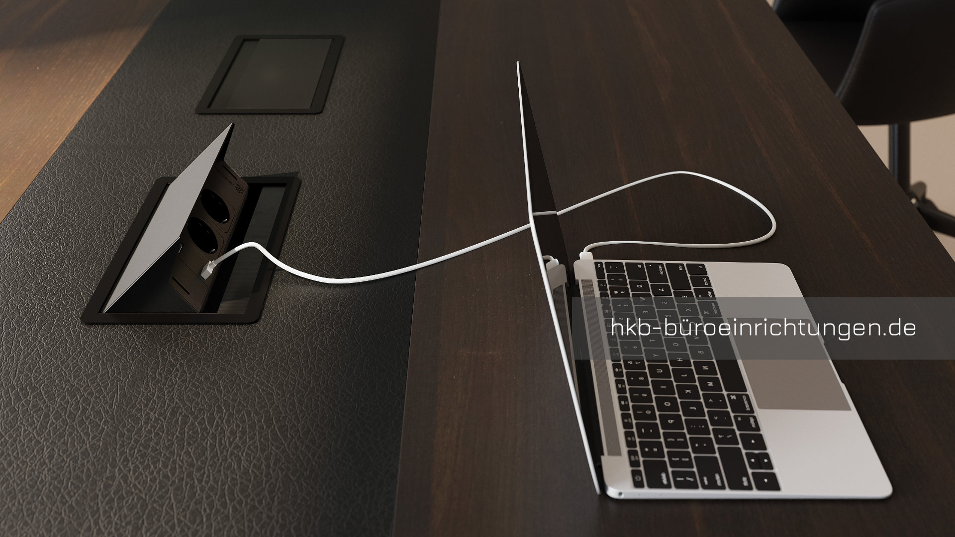 Arbeitsplatz mit Chefschreibtisch, Laptop und Stauraum, ideal für effizientes Arbeiten.