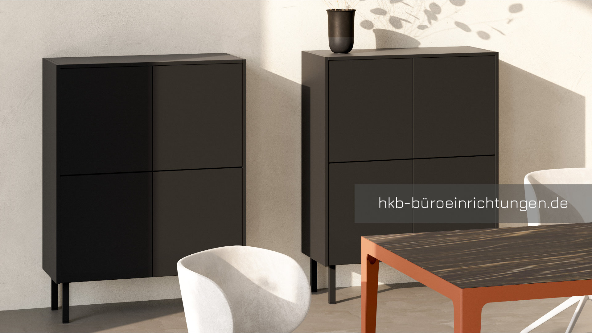 Modernes Büro mit farbigen Schreibtischplatten, Tischbeinen und Kabelkanal für professionelles Kabelmanagement