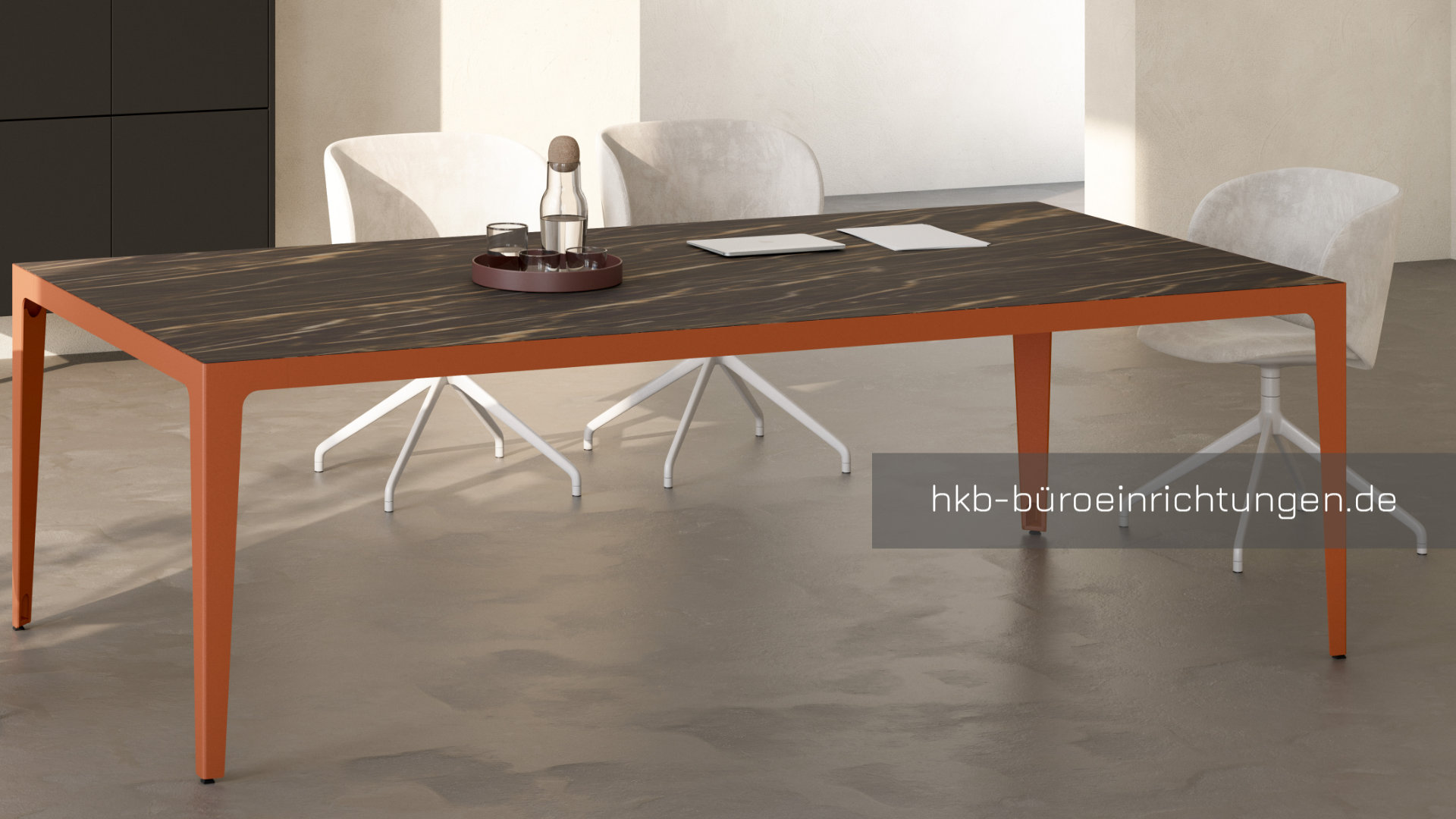 Modernes Büro mit farbigen Schreibtischen, Kabelkanälen und ergonomischer Gestaltung