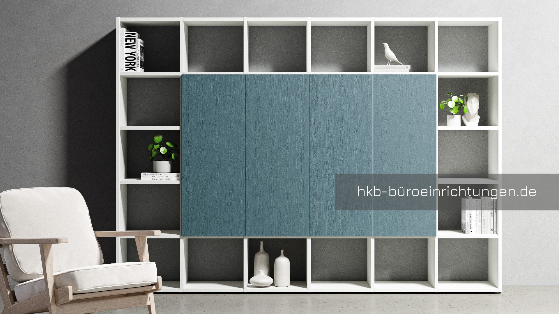 Inspirierendes Büro mit bunten Schreibtischen, Kabelkanälen und modernem Design für produktives Arbeiten