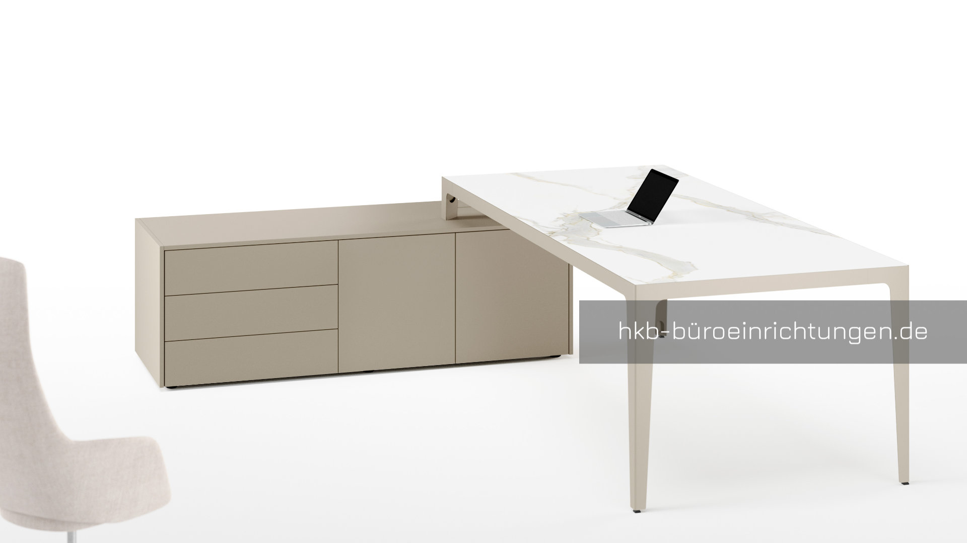 Farbiger Chefschreibtisch mit Kabelmanagement für ein professionelles und aufgeräumtes Büro