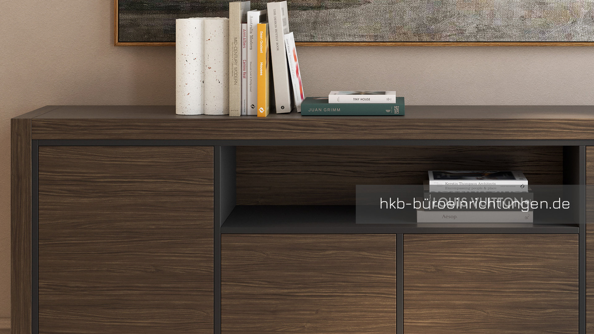 Aktenschrank aus Metall mit Schubladen im Büro.