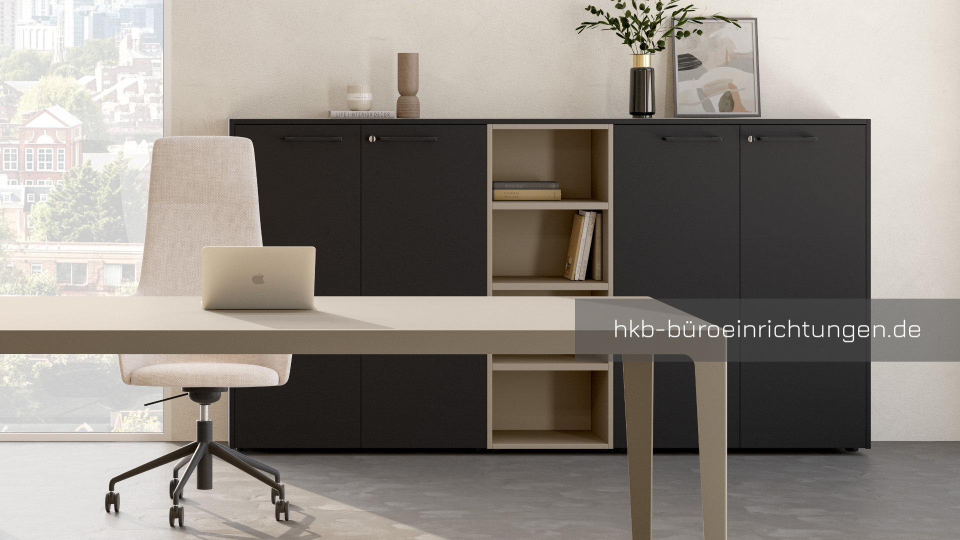 Detailaufnahme eines Kabelkanals an einem farbigen Bürotisch, der Kabel sicher versteckt