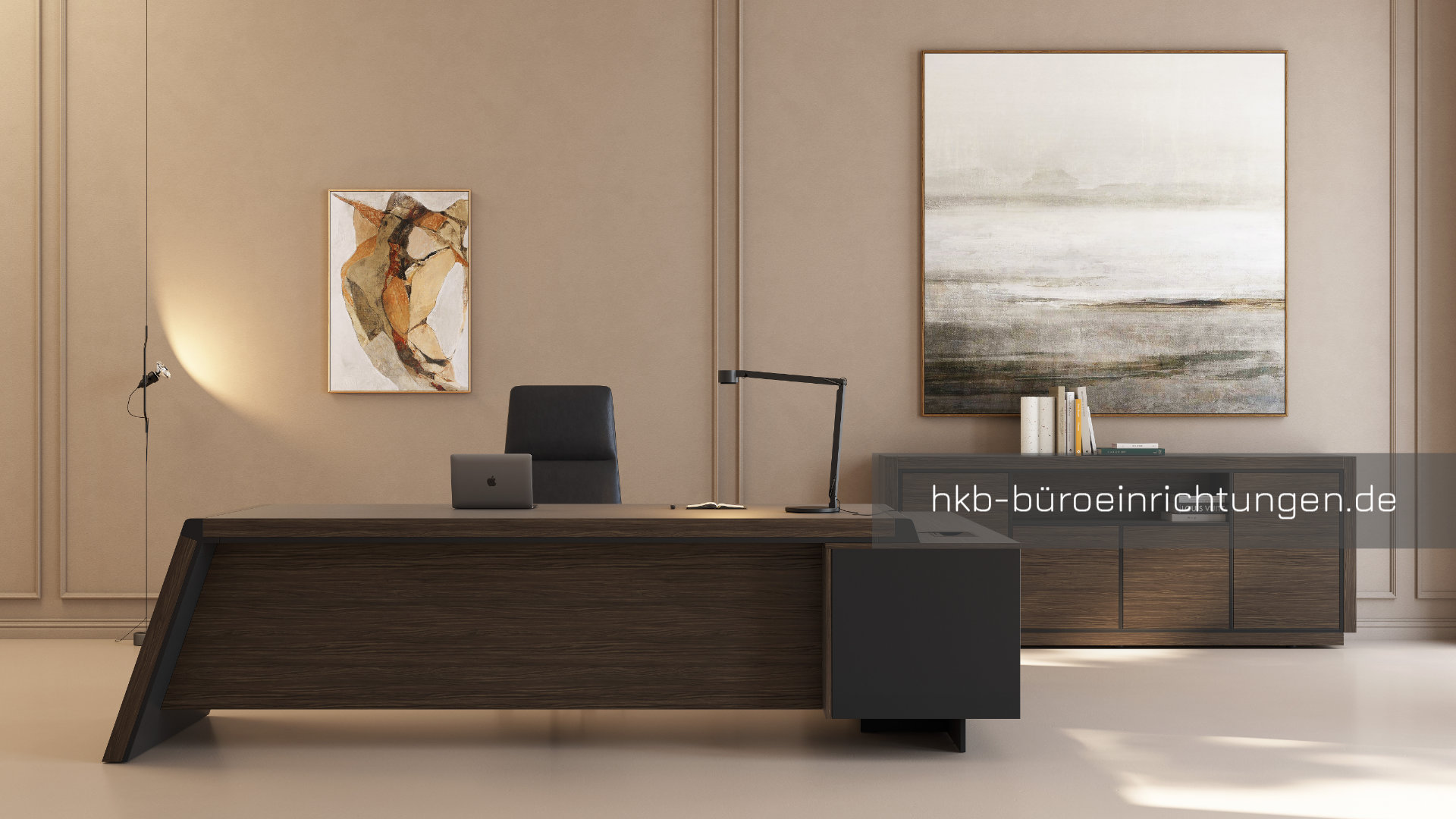 Moderner Chefschreibtisch mit A-Gestell und integriertem Sideboard aus Holz, in einem stilvollen Büro eingerichtet.