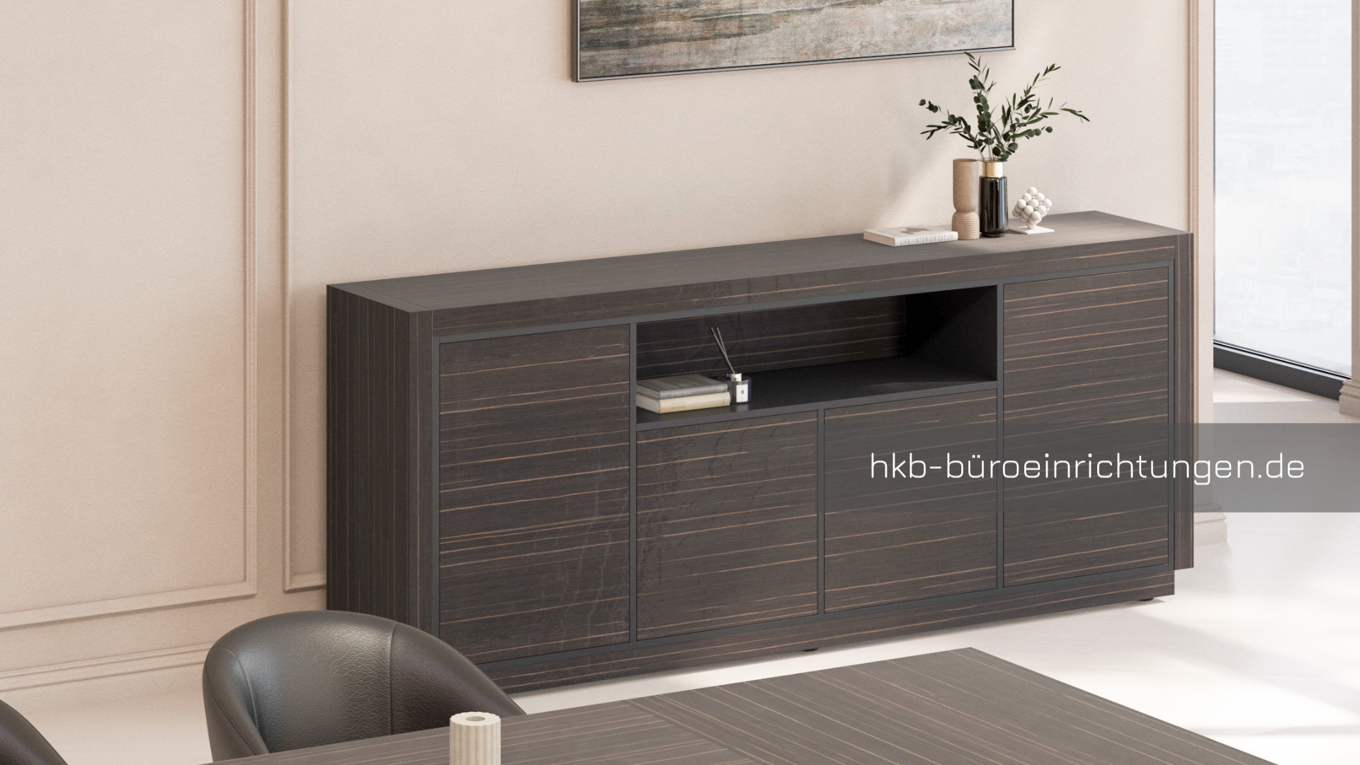 Praktisches Sideboard mit Schubladen und Griffen, perfekt für die Organisation im Büro.