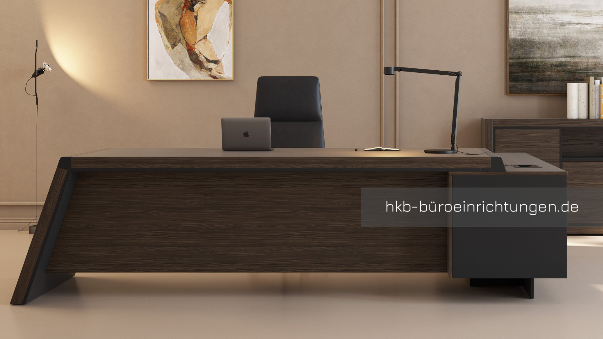 Robustes A-Gestell aus Holz, das einen modernen Chefschreibtisch trägt, in einem professionellen Büro.